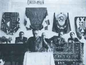 Ο Ευριπίδης Μπακιρτζής μιλάει στο Εθνικό Συμβούλιο Αντιπροσώπων του Λαού της Ελλάδας στους Κορυσχάδες Ευρυτανίας τον Μάιο του 1944. 